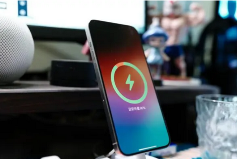 老边苹果15换屏服务分享用什么充电器给iPhone15充电更好 